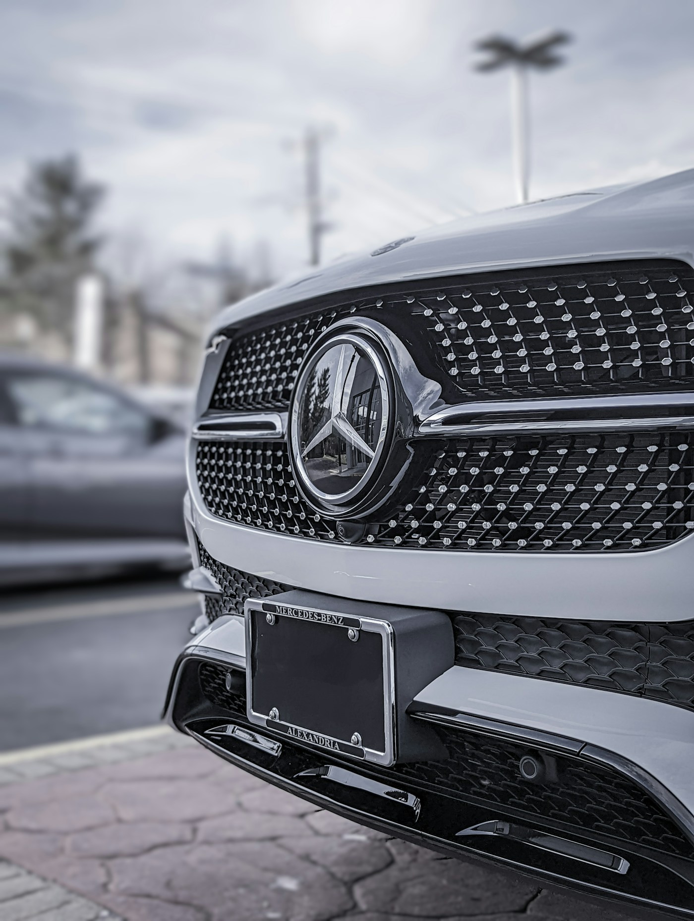 Решётка радиатора и эмблема Mercedes-Benz