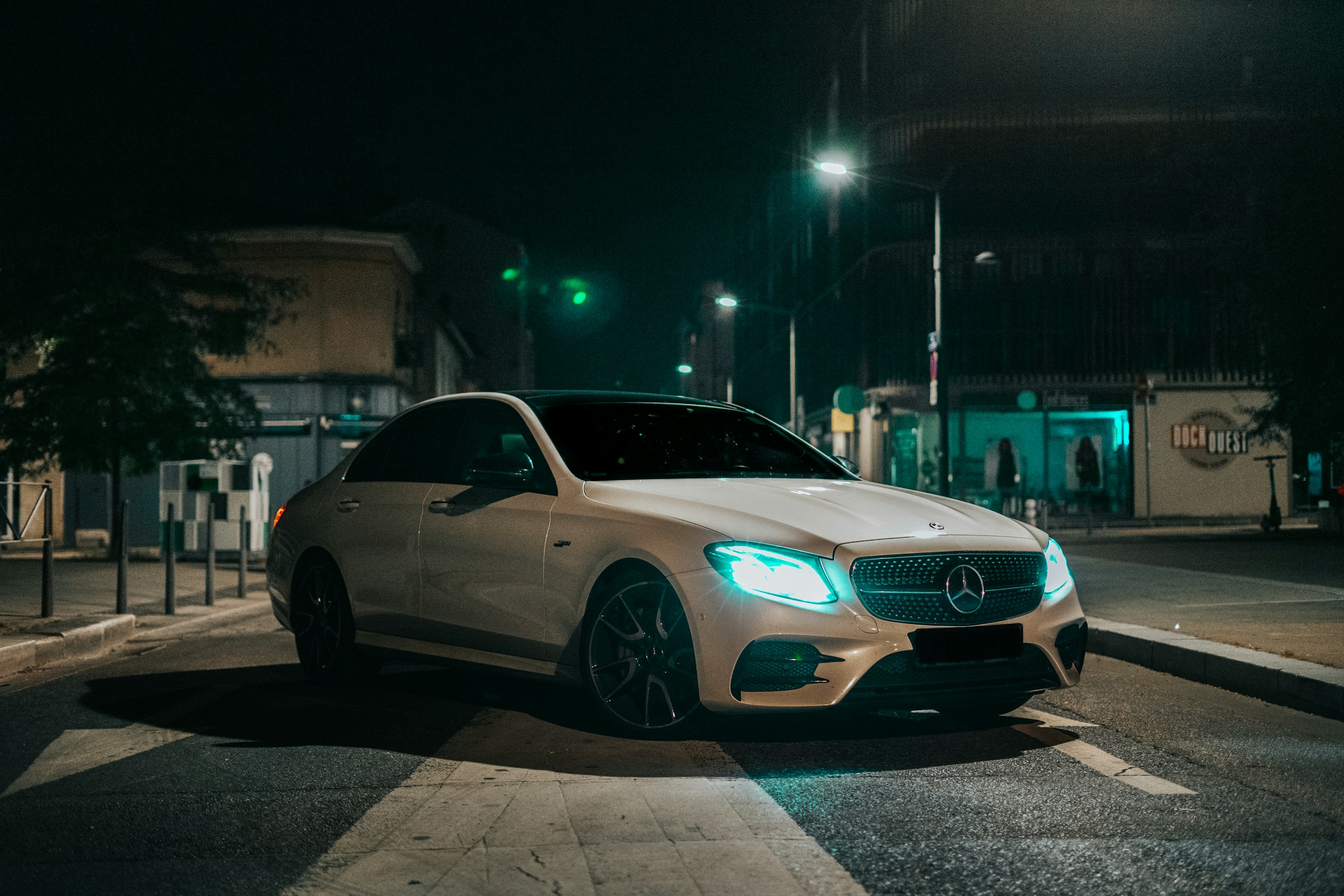 Серебристый Mercedes-Benz E53 AMG вечером